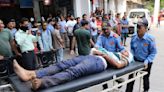 Mueren 21 personas al caer autobús con peregrinos por barranco en Cachemira