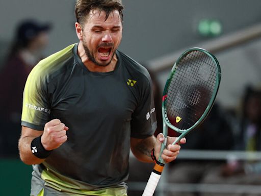 Wawrinka outwits fellow veteran Murray to move into second round at French Open