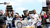Cidade de Ohio impõe toque de recolher após protestos por homem negro morto pela polícia
