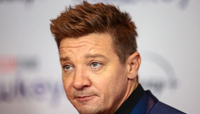 Jeremy Renner revela las consecuencias de trabajar demasiado tras su accidente: "Me tratan como a un niño"