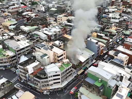 苗栗通霄民宅火警 濃煙竄天空拍畫面曝