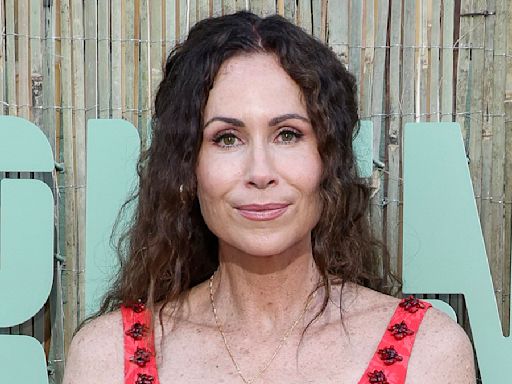 Minnie Driver's shoe breaks as she leaves Serpentine summer party