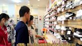 （有影片）／愛心大叔俞幃騰母親節為28位家扶運動小健將買運動鞋 | 蕃新聞