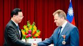 吳釗燮頒立陶宛前外交部政次獎章 感激深化雙邊關係