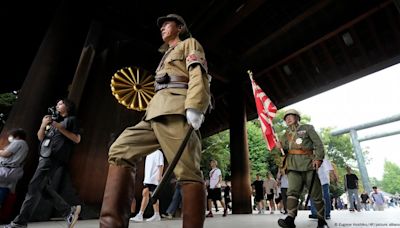 日本投降日：日本多名內閣成員參拜靖國神社