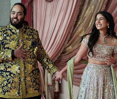 Casamento de R$ 3 bilhões de herdeiros indianos tem shows, chuva de pétalas e entrada triunfal