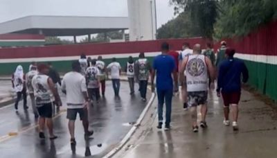 Torcedores do Fluminense protestam no CT Carlos Castilho | Fluminense | O Dia