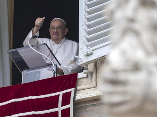 El papa recuerda a su confesor español tras su muerte y acude a rezar ante su féretro