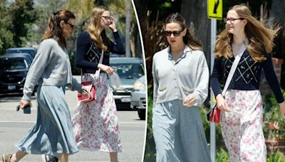 Jennifer Garner and look-alike daughter Violet grab lunch in LA