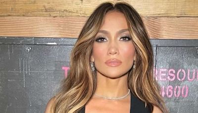 Look chiquérrimo de Jennifer Lopez chama atenção em festa de luxo inspirada na série 'Bridgerton'