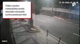 Vídeo mostra motociclista sendo atacado e lançado contra poste por táxi após briga de trânsito