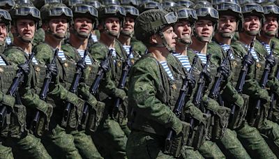 Rusia exhibe su Ejército en el ensayo del desfile del 'Día de la Victoria' en la Plaza Roja de Moscú