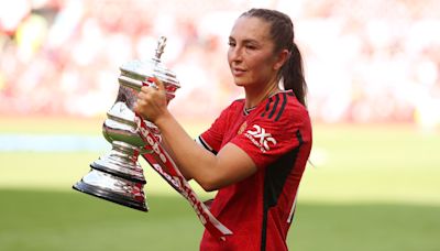 Katie Zelem: Manchester United captain leaves WSL club on free transfer after six years when contract expires - Eurosport