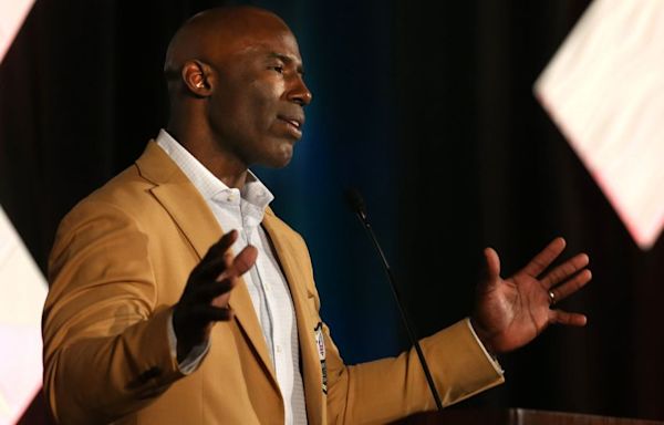 United Airlines says flight attendant in Terrell Davis incident is no longer employed and NFL legend’s ‘no fly’ ban is lifted