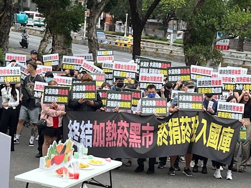 不滿加熱菸續「卡關」國庫少26億菸捐 上百群眾赴政院抗議