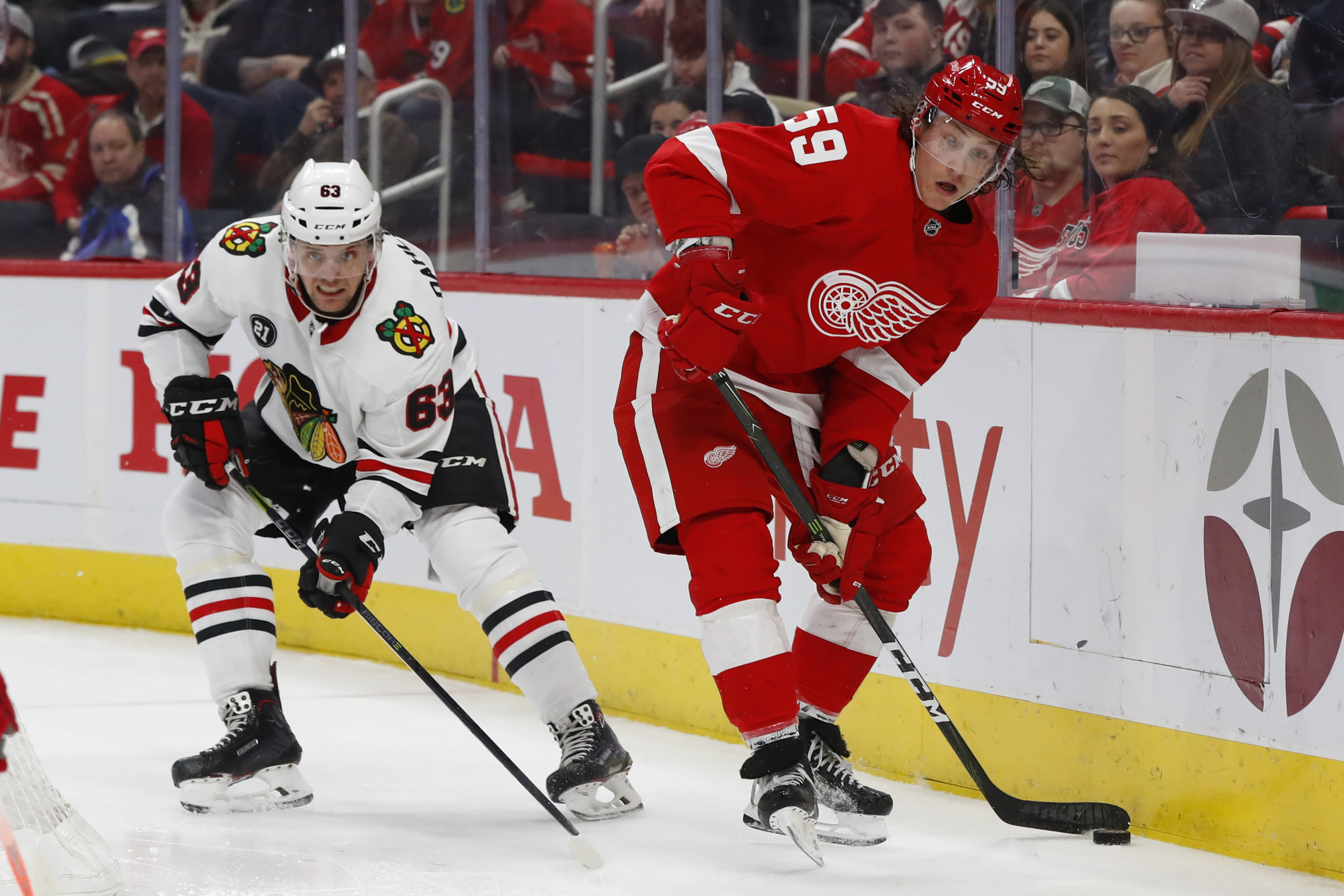 Teuvo Teravainen, Tyler Bertuzzi headline Blackhawks' huge wave of free-agent signings