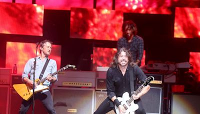 Foo Fighters Guitarist Chris Shiflett Pays Sly Tribute to Reds Icon Pete Rose During Cincinnati Stadium Show...