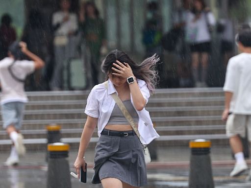 快訊／雨神突然開炸！8縣市大雨特報 慎防雷擊強陣風、坍方落石