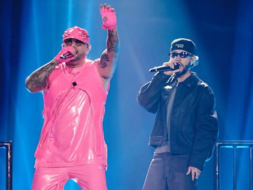 Wisin y Mora en una conexión explosiva al cantar 'Bien Loco' en Latin American Music Awards