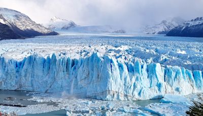 Una "mancha de hidrocarburos" se mueve frente al glaciar Perito Moreno y desata una polémica ambiental en El Calafate