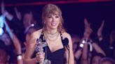 Taylor Swift wins Top Artist at Billboard Music Awards