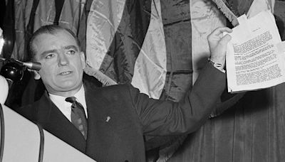 Quién fue Joseph McCarthy, el "inquisidor" anticomunista que lideró la cacería de brujas más recordada del siglo XX en EE.UU.