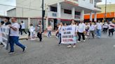 Transportistas urbanos marchan por la avenida Quito, en Guayaquil, y buscan ingresar acción de protección en la Corte de Justicia