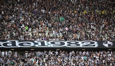 Torcida do Ceará protesta contra elenco, diretoria e técnico após eliminação para o CRB