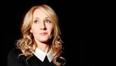 La escritora J.K. Rowling acusó a la boxeadora Imane Khelif de ser “un hombre que golpea a una mujer”