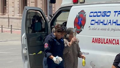 Atienden viales y paramédicos a abuelita que cayó en el Centro