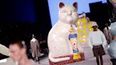 Gatos gigantes acechan la pasarela del desfile masculino de Dior