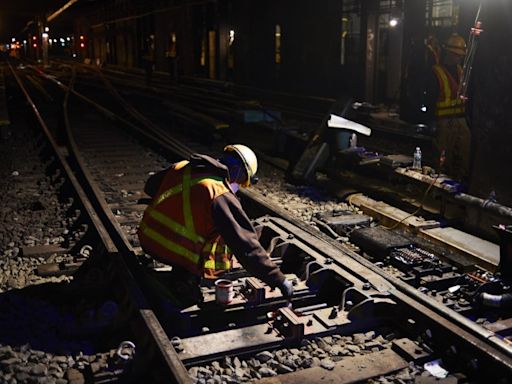 MTA track worker in intensive care after being hit by Brooklyn F train