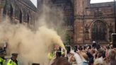 Manifestantes interrumpieron la boda del Duque de Westminster con humo naranja