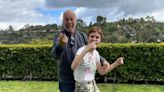 Filha de Bruce Willis compartilha vídeo antigo do pai raspando a cabeça
