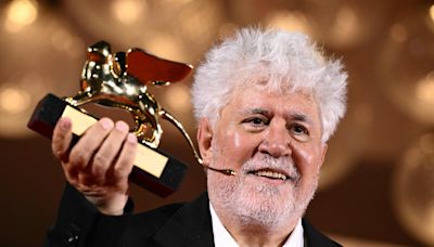 Noche triunfal en Venecia para Pedro Almodóvar, ganador del León de Oro por su primera película en inglés