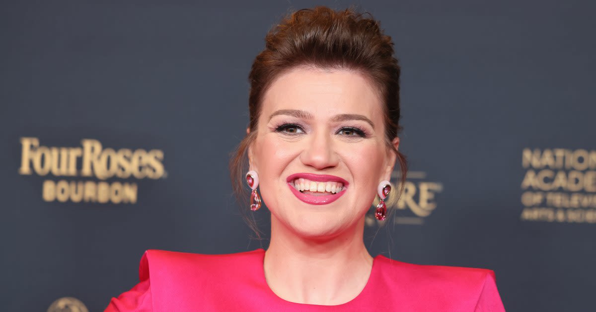 Kelly Clarkson 'Won't be Deterred' From Post-Weight Loss Body Goals