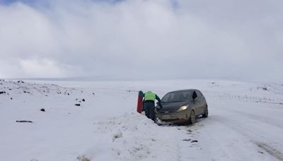 La nieve complicó rutas en Neuquén y Río Negro: derrapes, asistidos y pedidos de precaución