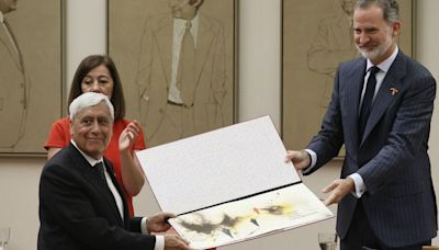 Felipe VI premia con una obra de Tamargo los valores democráticos