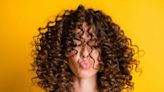 7 idées de coiffures faciles et tendance pour les cheveux bouclés