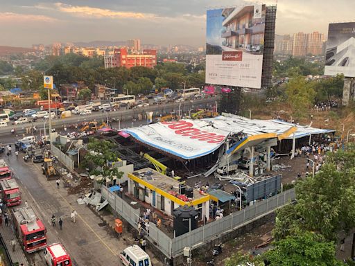 印度孟買巨型廣告看板倒塌！已12死60傷 仍有數十人受困