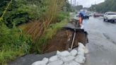 Se desprende parte de la carretera en la PR-1