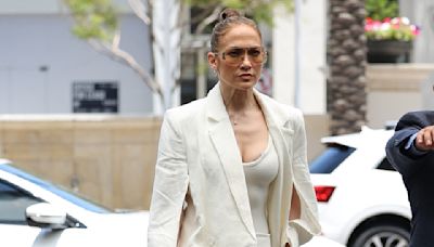 Jennifer Lopez fait sensation dans un ensemble en lin parfait pour la saison