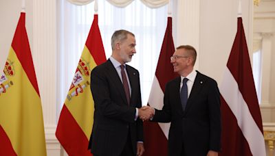 El presidente de Letonia recibe a Felipe VI al comienzo de su visita a Riga