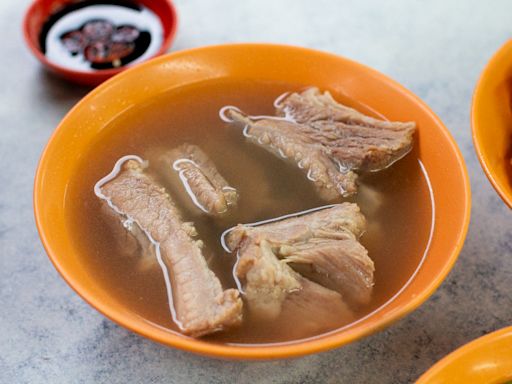 Outram Park Ya Hua Rou Gu Cha: Peppery soup base with tender pork ribs & must-get salted vegetables