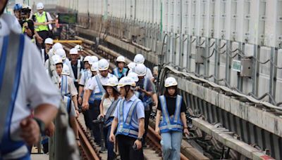 拚年底復駛！新北捷運環狀線跨鋼箱梁頂昇啟動