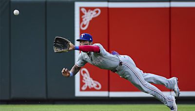 Giants claim speedy outfielder off waivers from Rangers