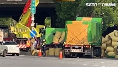 快訊／上班尖峰時段塞爆！新北三峽聯結車翻覆 冥紙加工用紙掉滿地