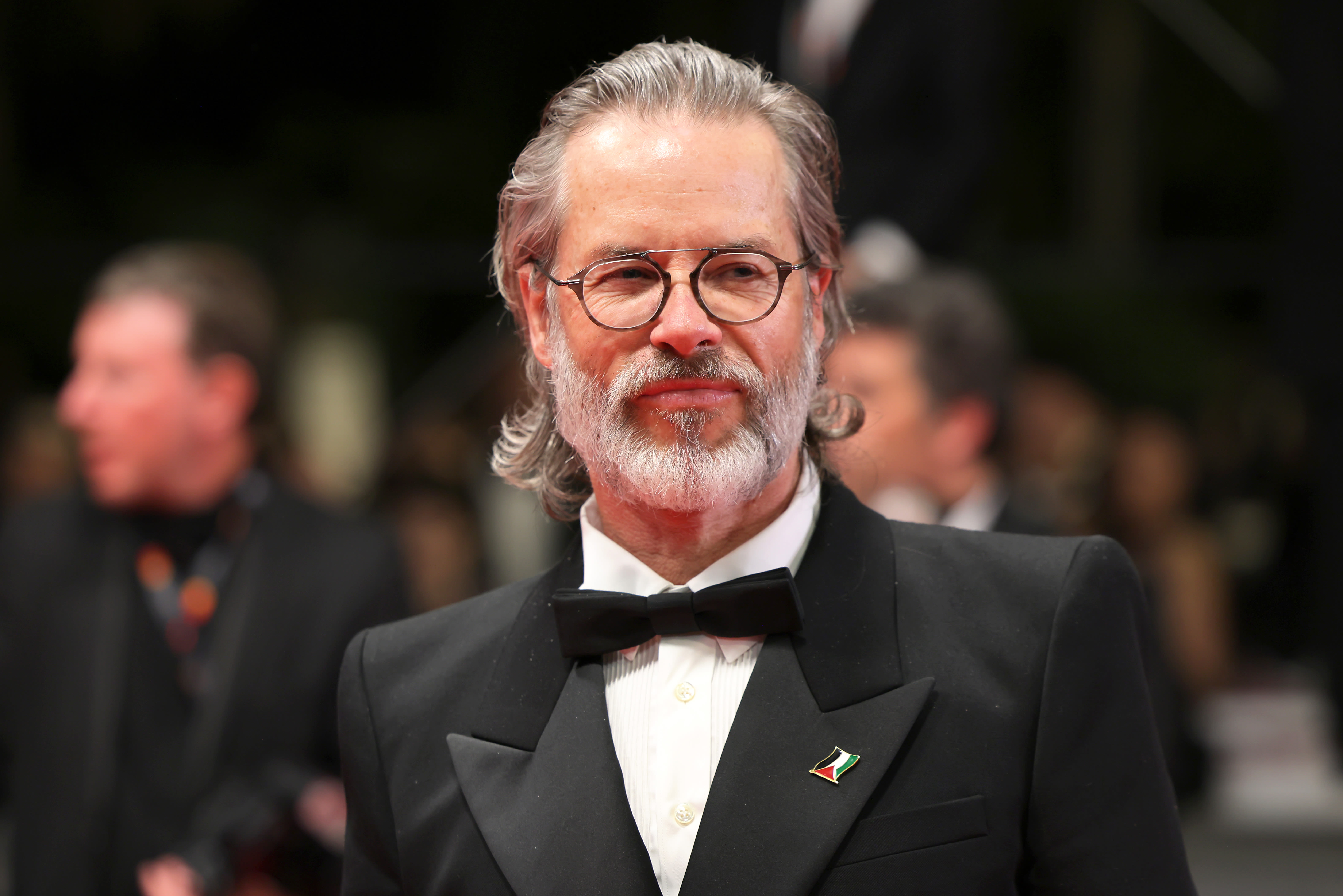 Vanity Fair France Apologizes After Guy Pearce’s Palestinian Flag Pin Edited Out of Cannes Portrait...