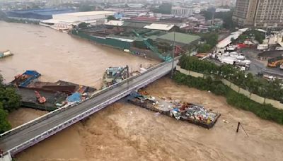 Colliding barges on Marikina River hit Pasig bridge