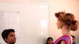 影/印度開發全球首位AI老師「Iris」 身穿紗麗進入課堂與學生互動